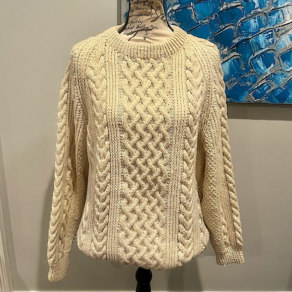 Carraig Donn Traditional Unisex Aran Wool Handknit Pullover Sweater in Cream - Picture 2 of 15